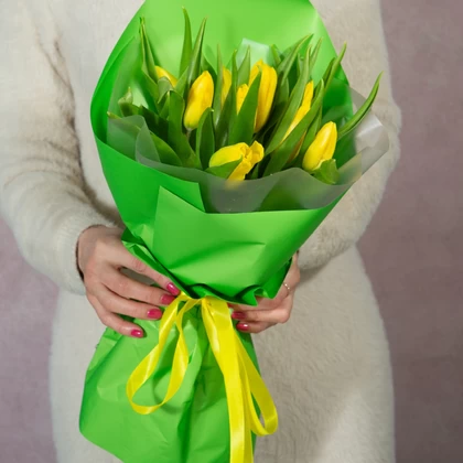  Букет из желтых тюльпанов в зеленой упаковке 