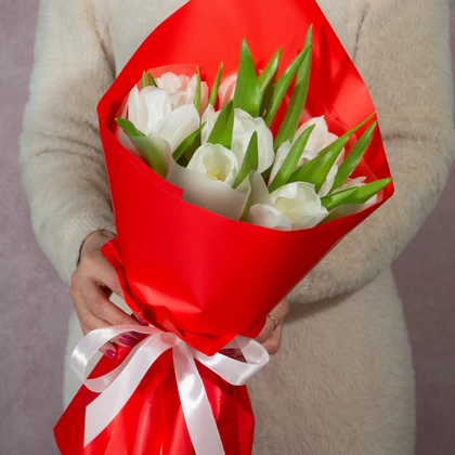 Букет из белых тюльпанов в красной упаковке 