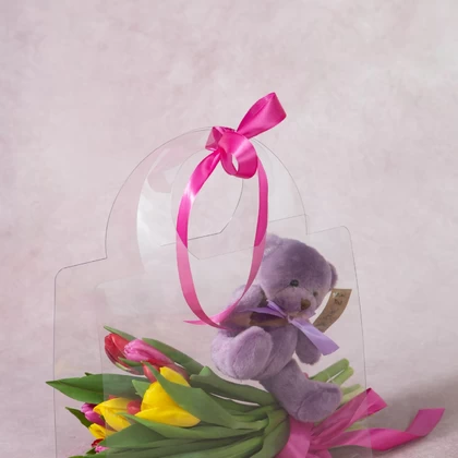 Букет тюльпанов с мишкой в сумке