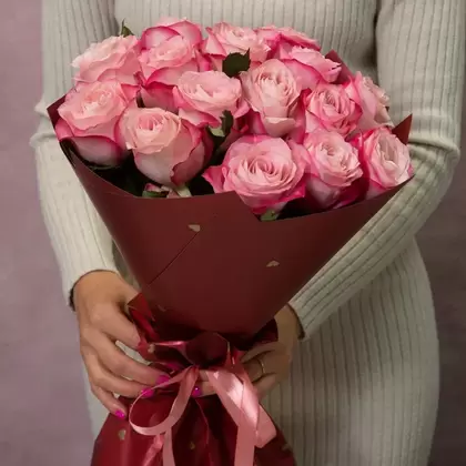 Букет из 15 розовых роз ( в красной упаковке)