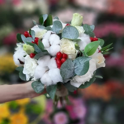 Букет невесты из белых роз, белой эустомы, эвкалипта и гиперикума