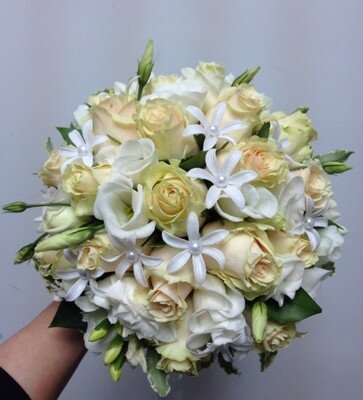 Букет невесты из светлых роз