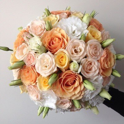 Букет невесты из оранжевых роз и эустомы