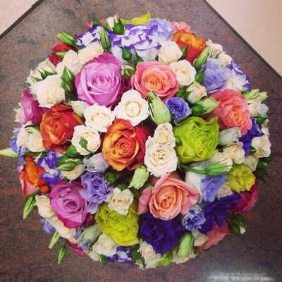 Букет невесты из разноцветных роз и лизиантусов