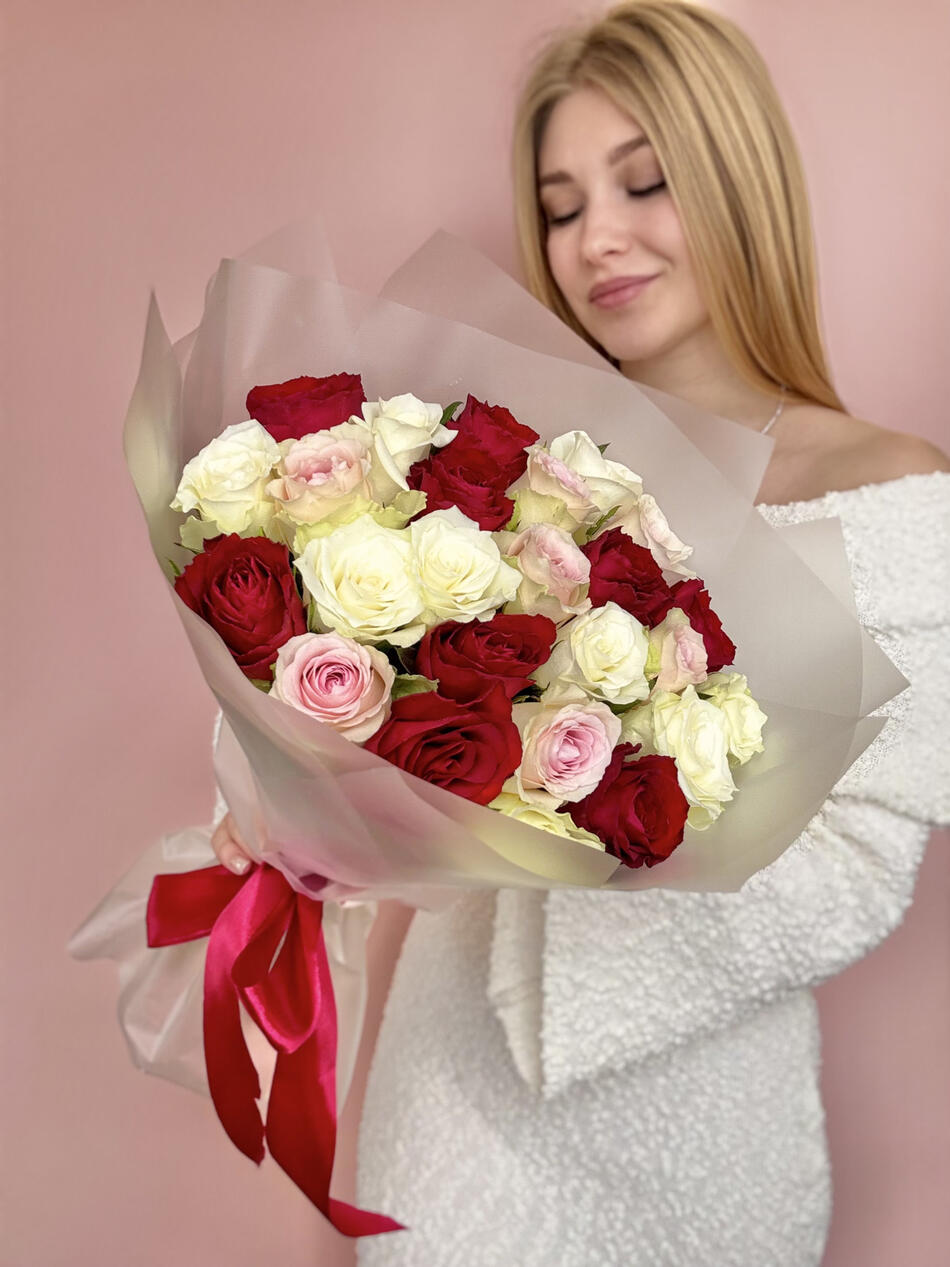 Букет из 25 разноцветных роз (35 см)