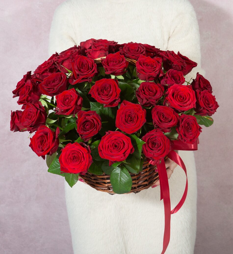 Корзина с красными розами (35 шт)