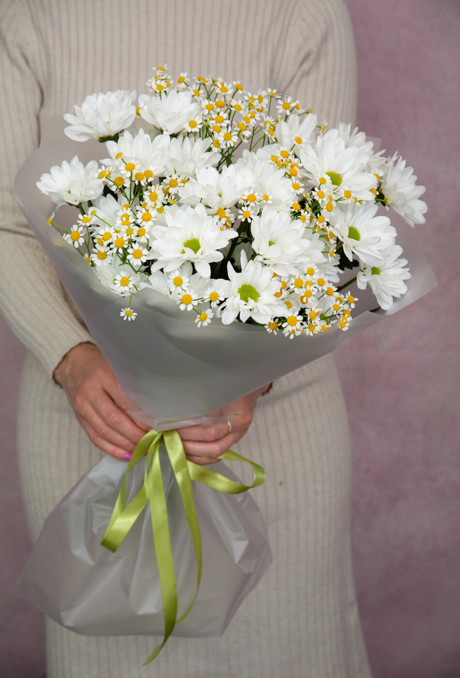 Букет из хризантем и мелкой ромашки