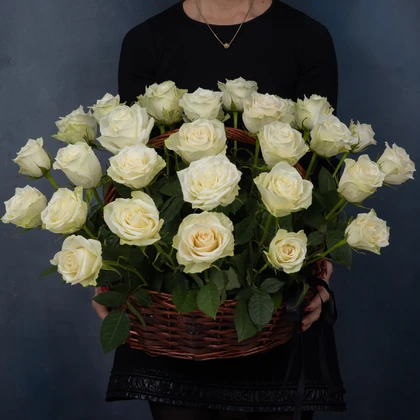 Корзина траурная из белых роз (30)