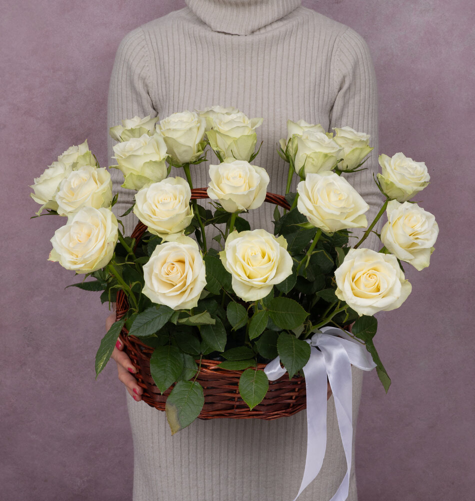 Корзина из 19 белых роз 