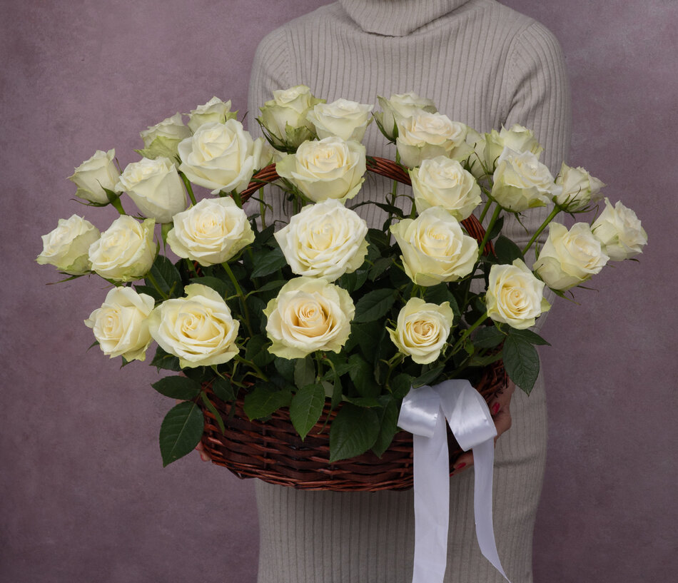 Корзина из 27 белых роз 