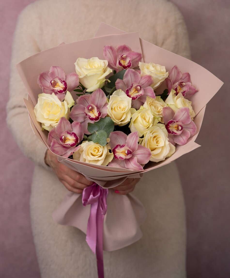 Букет из белых роз и розовой орхидеи