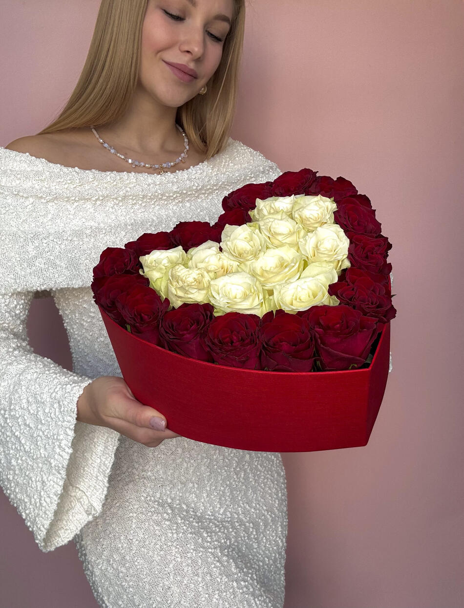 Сердце из белых и красных роз