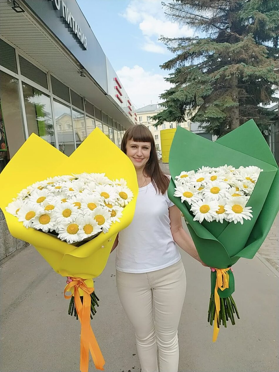 Букет из 25 ромашек в зеленой упаковке