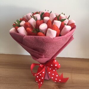 Букет из ягод и маршмелоу