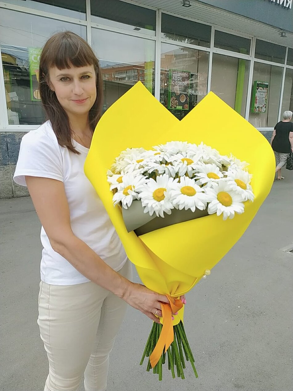 Букет из 25 ромашек в желтой упаковке 