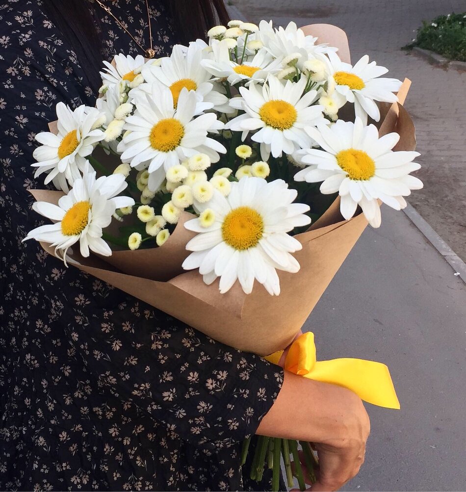 Букет из крупных ромашек и танацетума в крафте
