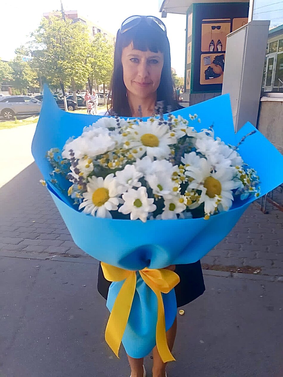 Букет гигант с ромашками в голубой упаковке.